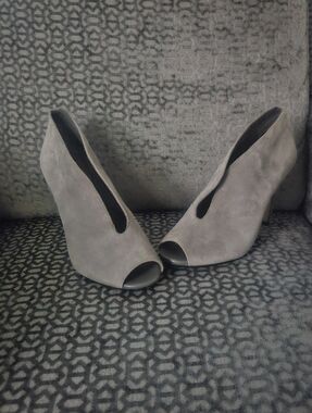 Halogen Suede Peep-Toe Heels in Light Gray (Sz 10) Like New